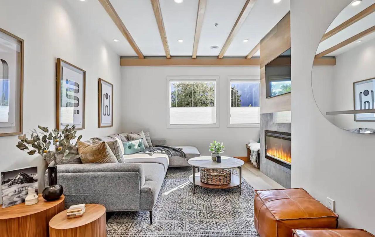 Ravens Crest Lodge - Stunning Views Perfectly Located On Main Street Canmore Exterior foto