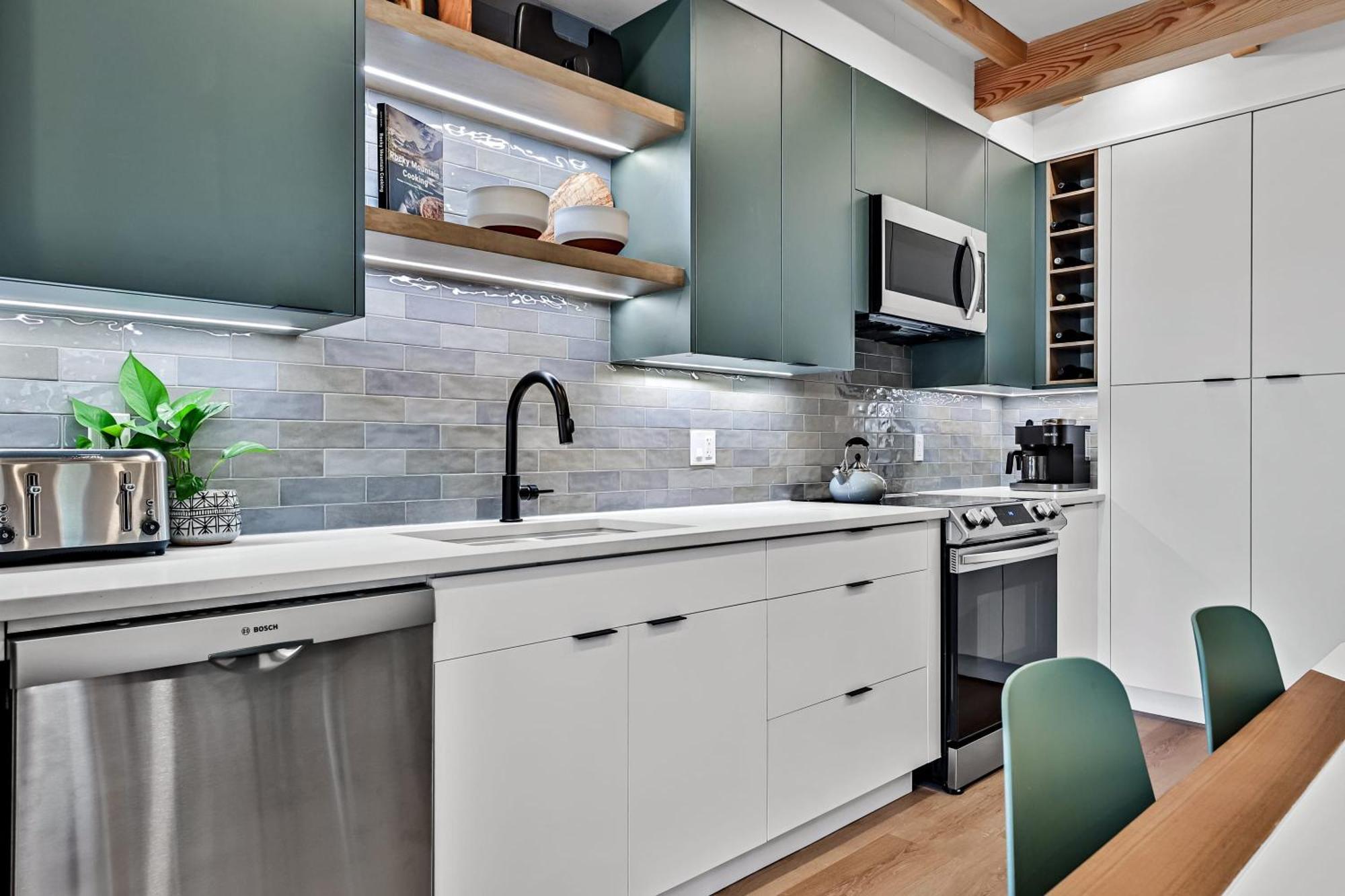 Ravens Crest Lodge - Stunning Views Perfectly Located On Main Street Canmore Exterior foto