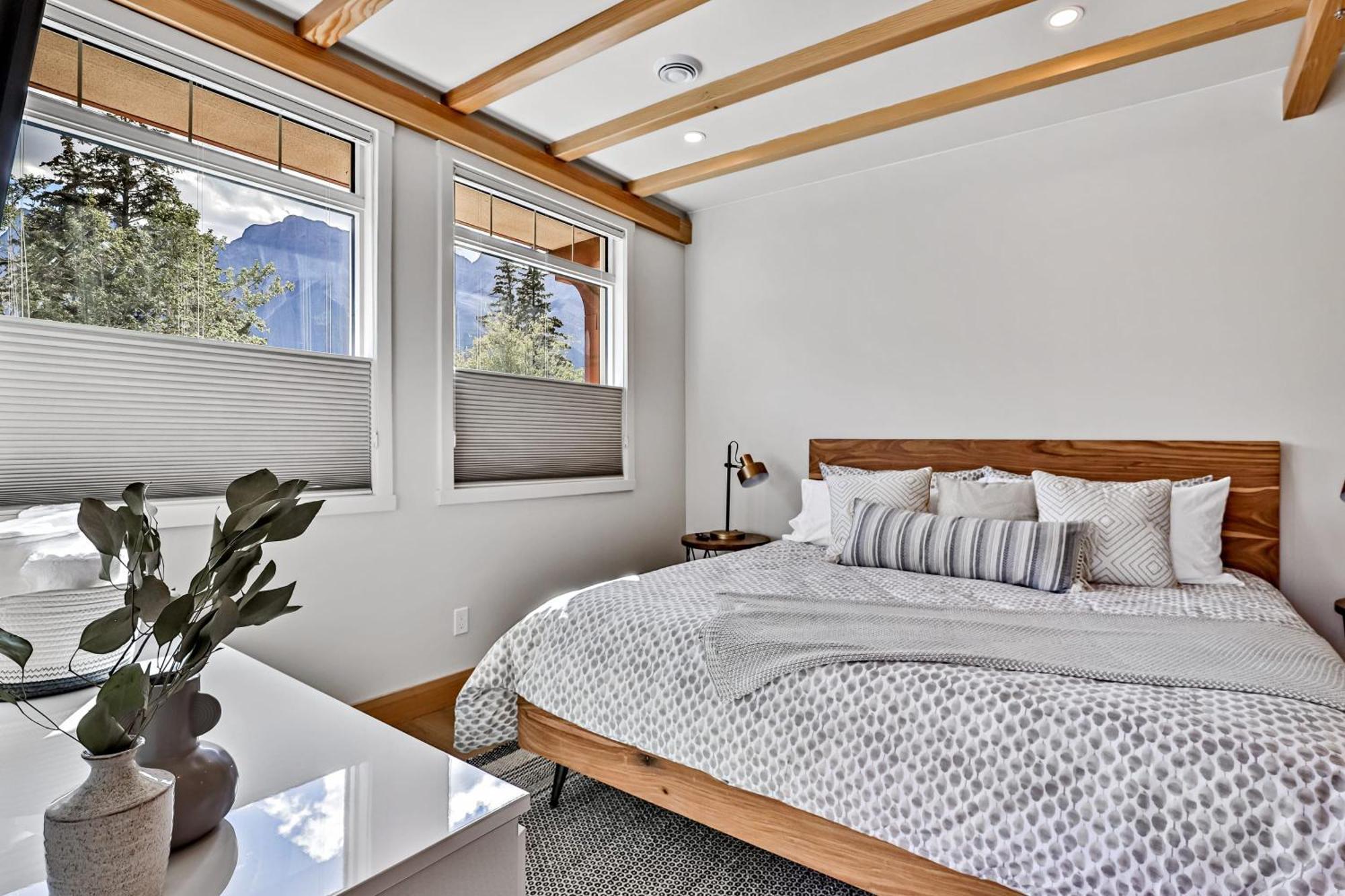 Ravens Crest Lodge - Stunning Views Perfectly Located On Main Street Canmore Exterior foto