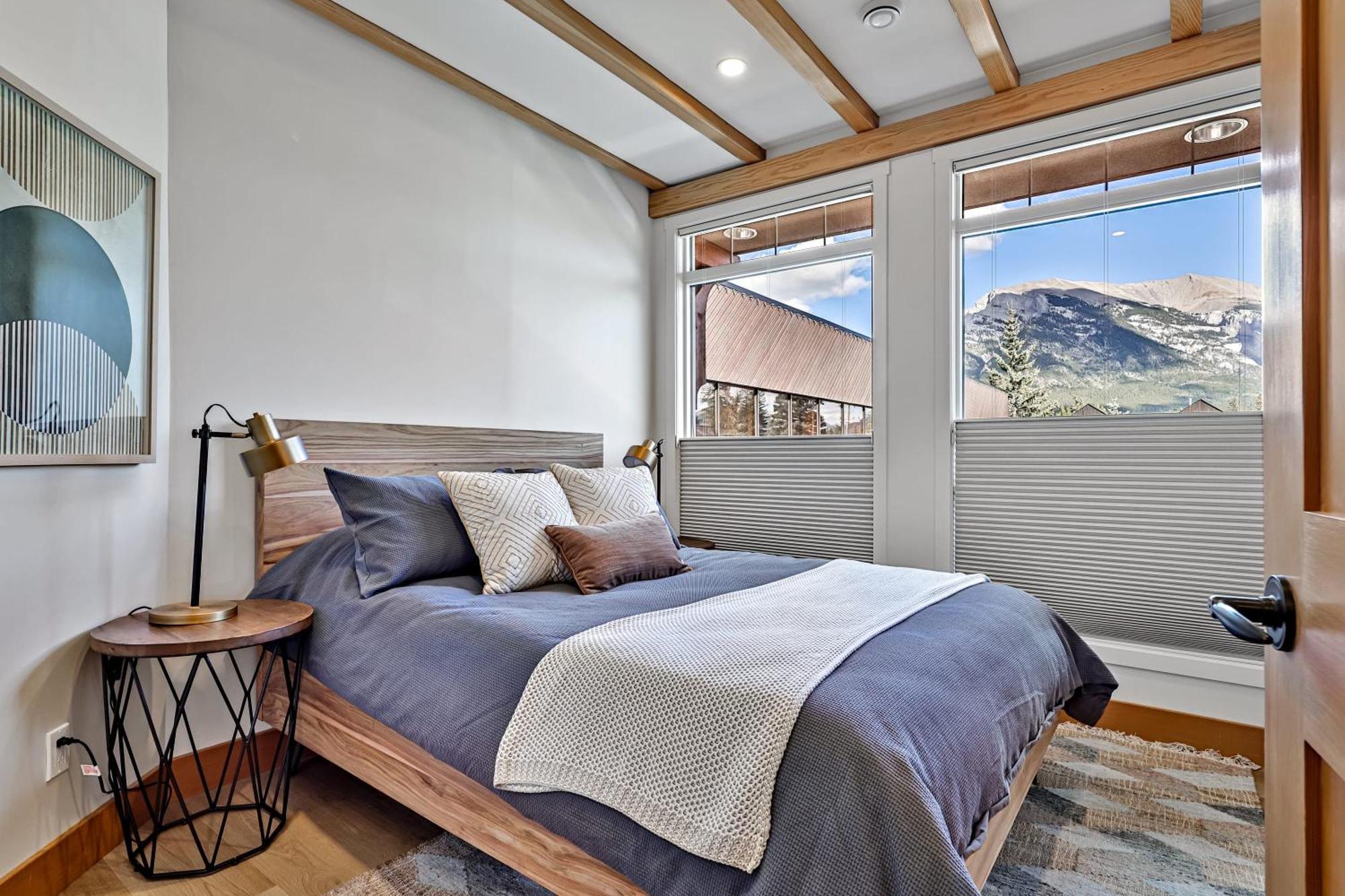 Ravens Crest Lodge - Stunning Views Perfectly Located On Main Street Canmore Exterior foto