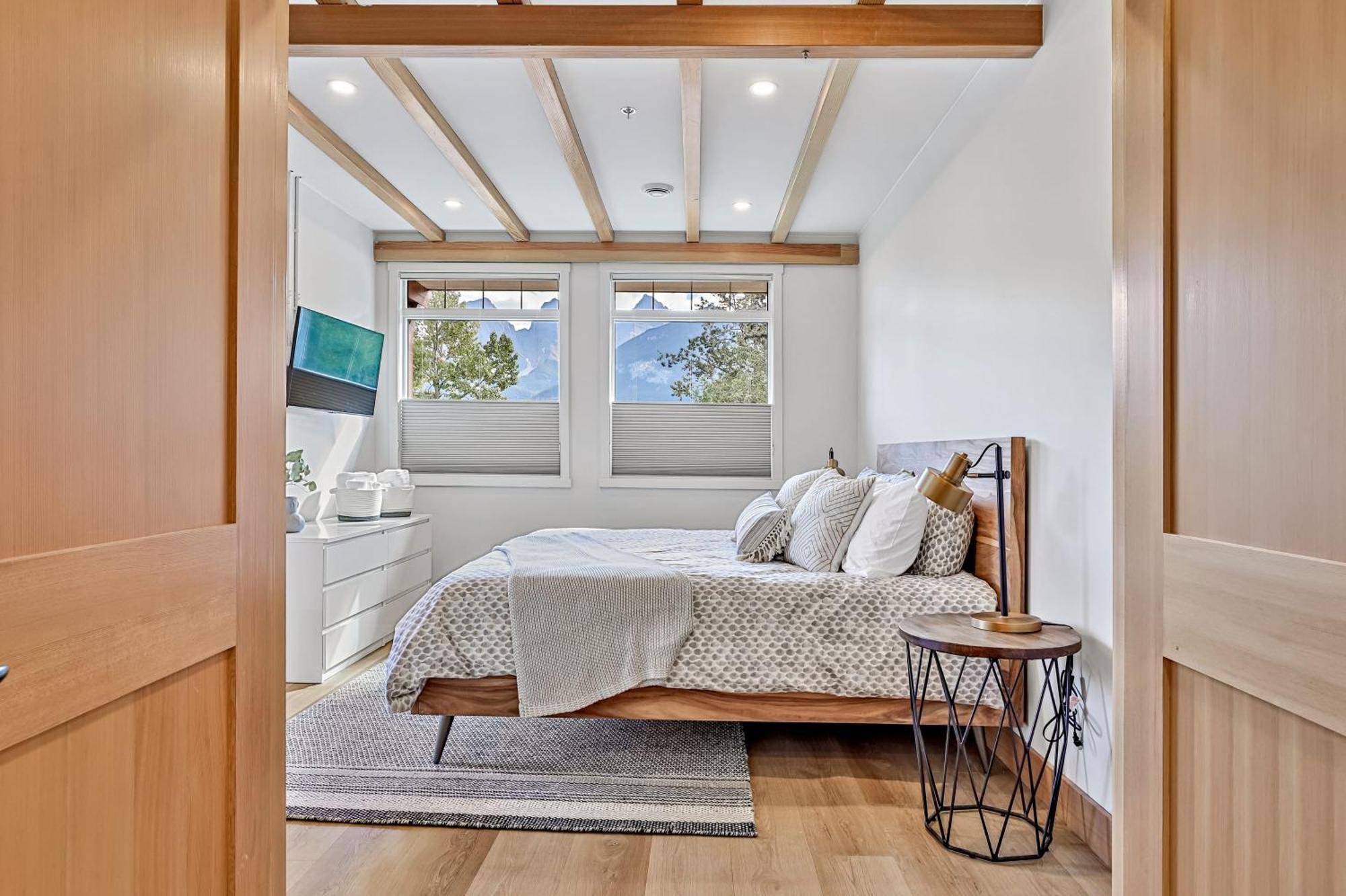 Ravens Crest Lodge - Stunning Views Perfectly Located On Main Street Canmore Exterior foto