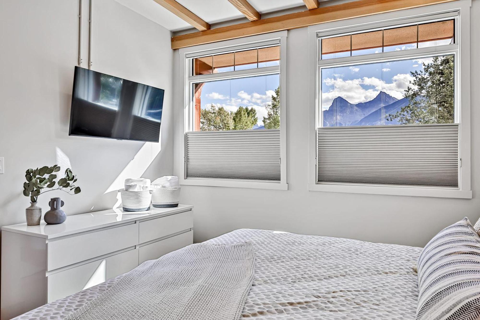 Ravens Crest Lodge - Stunning Views Perfectly Located On Main Street Canmore Exterior foto
