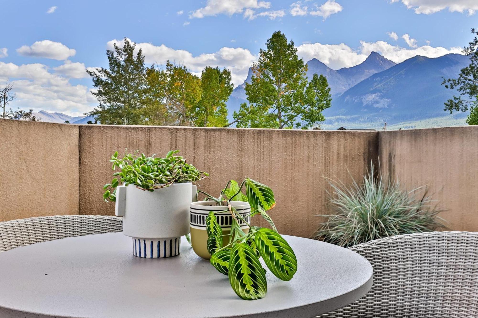 Ravens Crest Lodge - Stunning Views Perfectly Located On Main Street Canmore Exterior foto