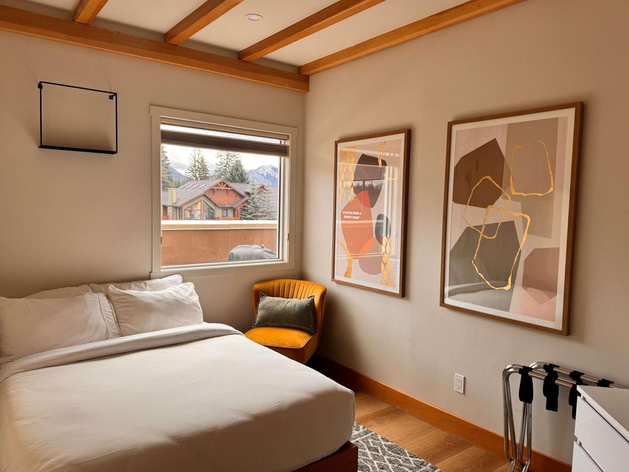 Ravens Crest Lodge - Stunning Views Perfectly Located On Main Street Canmore Exterior foto