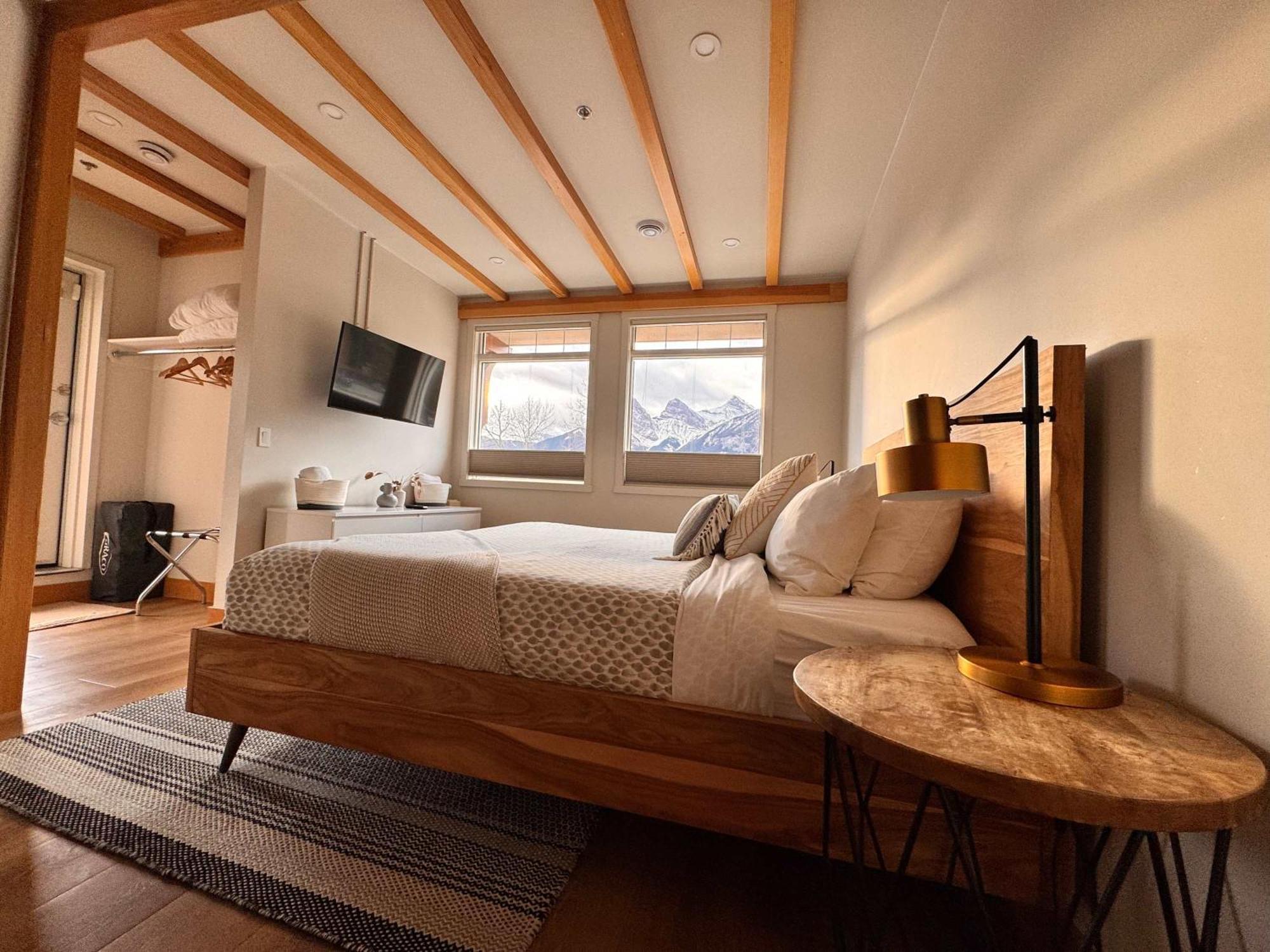 Ravens Crest Lodge - Stunning Views Perfectly Located On Main Street Canmore Exterior foto