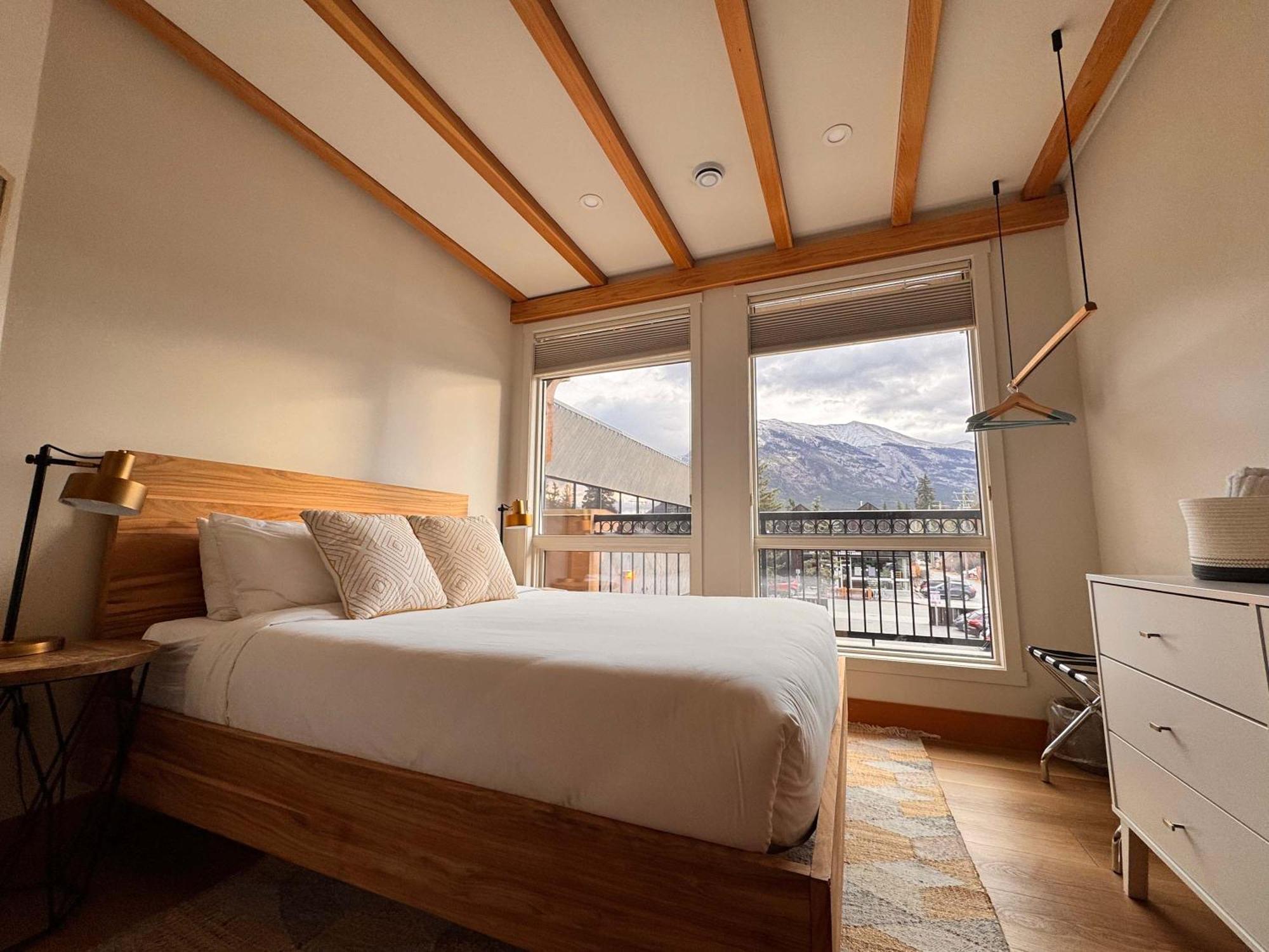Ravens Crest Lodge - Stunning Views Perfectly Located On Main Street Canmore Exterior foto